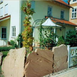 Steinmauer zur Grundstücksabgrenzung