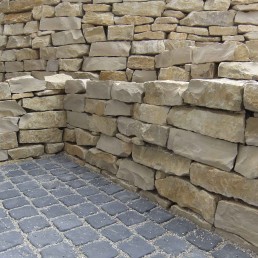 Steinmauer aus Naturstein